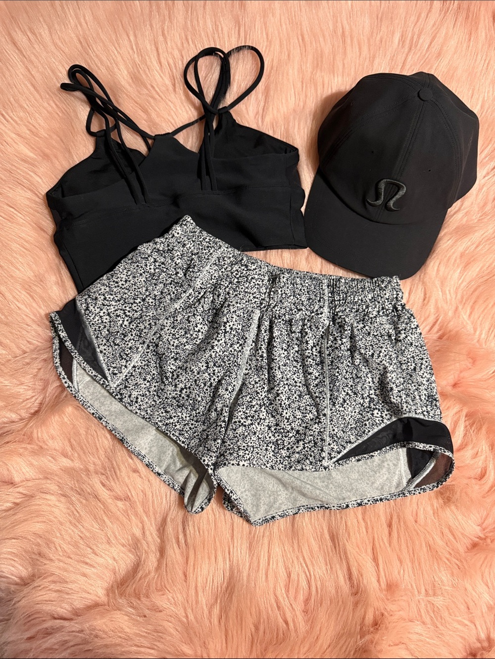 Lululemon Hotty Hot Short II *2.5"
Ditsy Daisy White Black / Black size 6 Reg